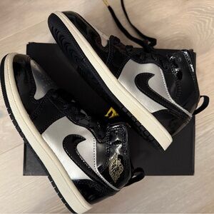 Jordan 1 Mid SE (PS)- Black and Metallic Gold Kinds sneakers